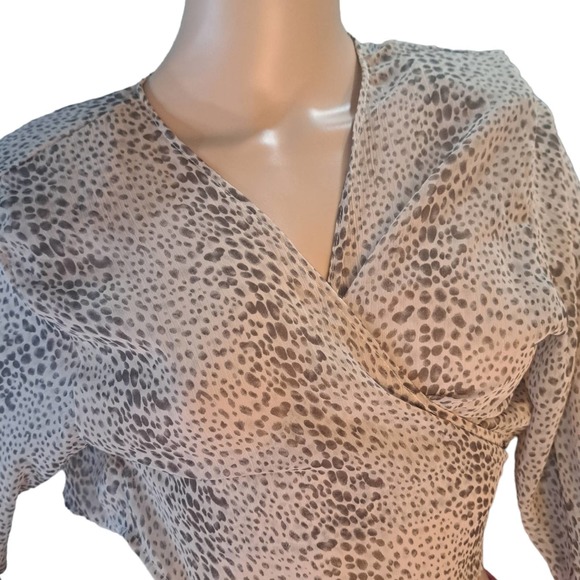 Beautiful tie front top low cut looks amazing on - Picture 1 of 5